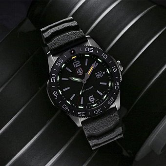 Luminox Pacific Diver Rubber +Steel Set ������ �� ������