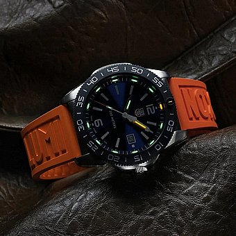 Luminox Pacific Diver Rubber +Steel Set ������ �� ������